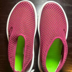 OOFOS OOmega Chukka Women’s Slip-On Recovery Shoes – Rosebud (Size 7)